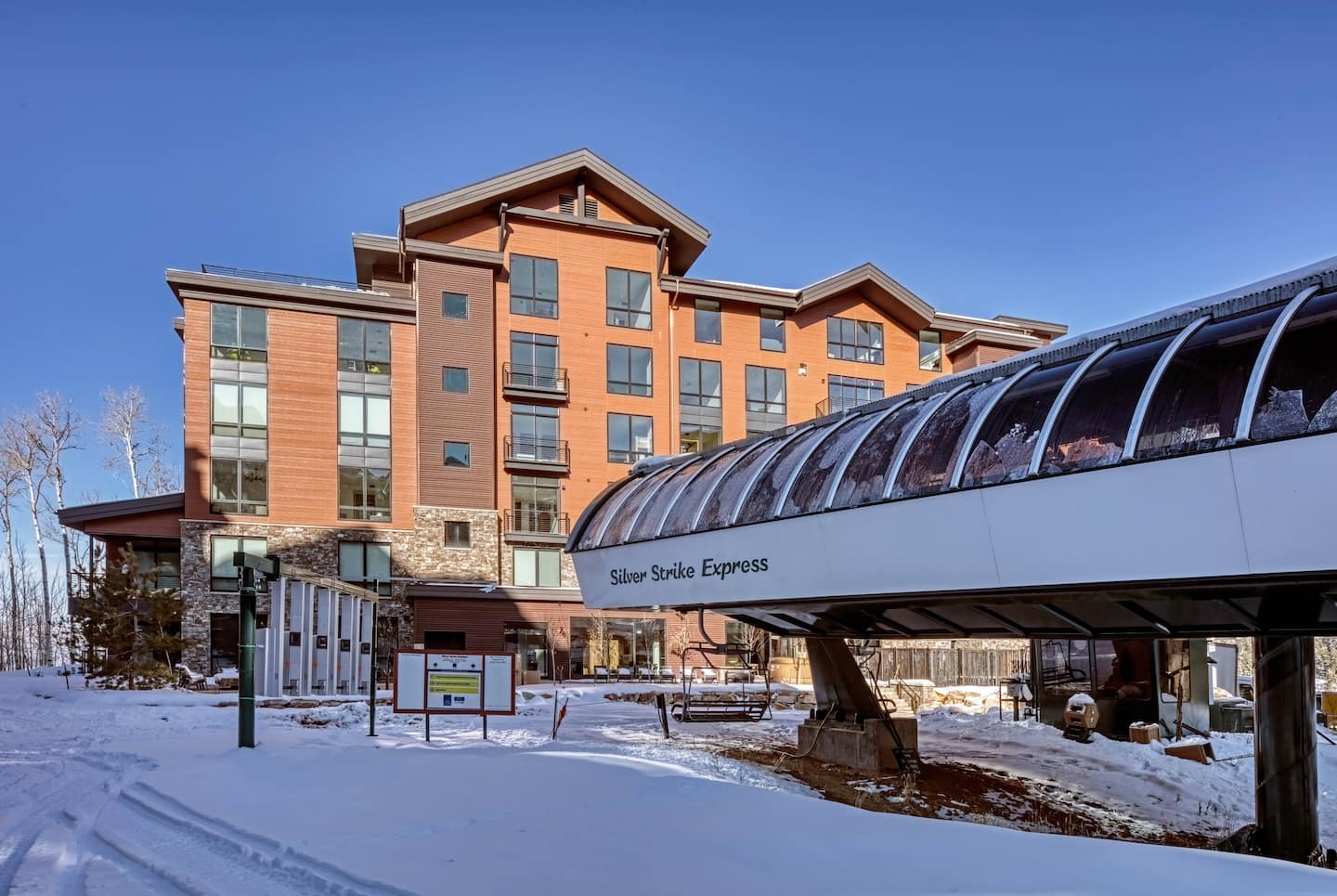 Airbnb Luxe: 50 ft to Lift, Bowling, Spa Pool