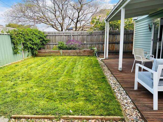 Spacious Family Oasis |4BR 3BA| Footscray near CBD gallery image 4