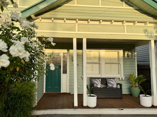 Spacious Family Oasis |4BR 3BA| Footscray near CBD