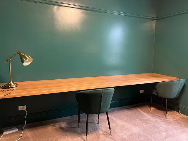 Spacious Family Oasis |4BR 3BA| Footscray near CBD gallery image 5