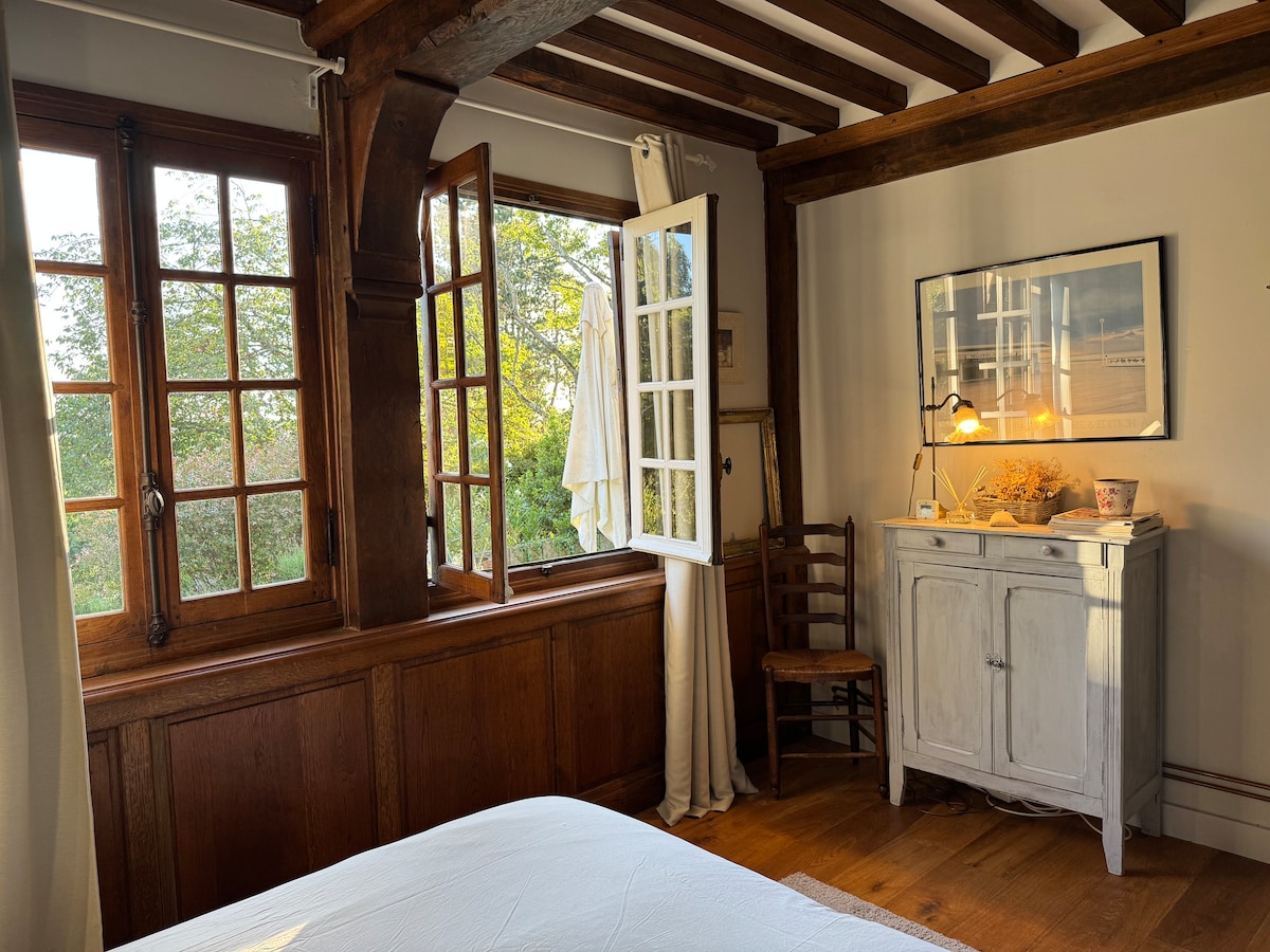 อยู่ชั้นล่าง หันหน้าไปทางทิศใต้ ที่เก็บของและตู้เสื้อผ้า ห้องน้ำติดกับห้องนอน