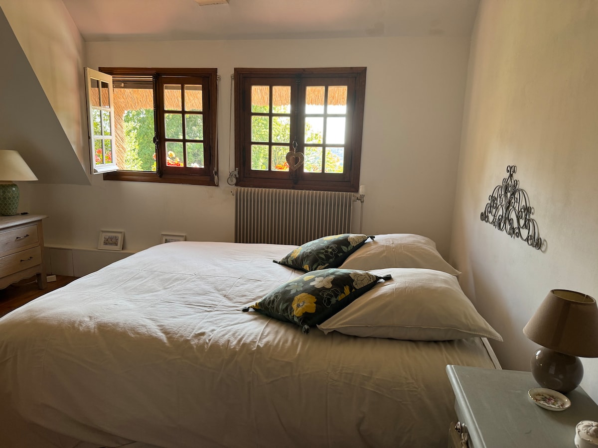 อยู่บนชั้น 2 ห้องสวีทใหญ่พร้อมห้องน้ำส่วนตัว หันหน้าไปทางทิศใต้ มีตู้ลิ้นชักและตู้เสื้อผ้า 