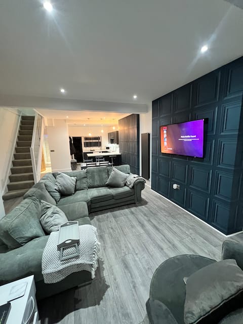 Ty bryn - modern 3 bedroom house,off-road parking