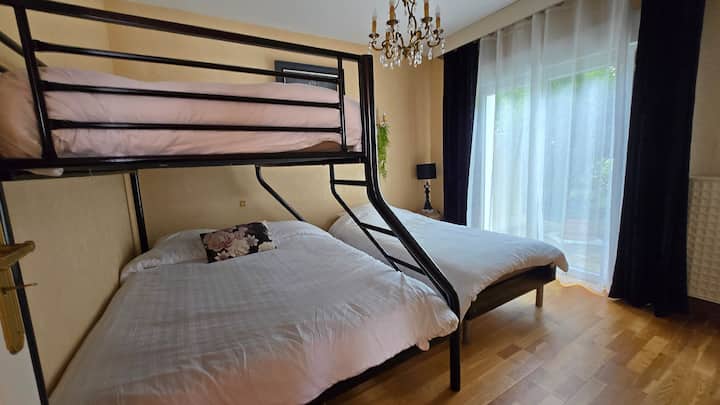 Krevat marinari me 2 ambiente poshtë dhe 1 krevat tek + 1 krevat tek. Ndodhet në katin përdhes me pamje dhe hyrje në kopsht në pjesën e pasme të shtëpisë.