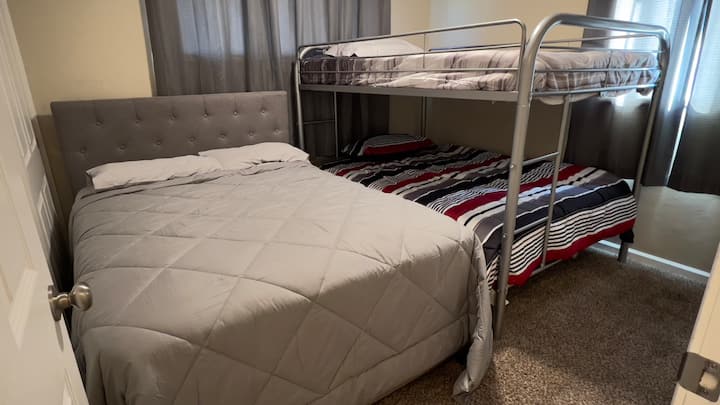 Kitanda cha ukubwa kamili pamoja na kitanda cha ghorofa mbili kinachofaa kwa watoto lakini pia kinaweza kulala watu wazima