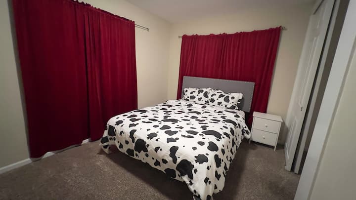 Chumba cha kulala cha Master. Kitanda cha ukubwa wa malkia. 