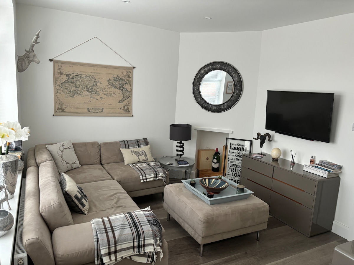 Top Airbnb: Stunning 2 Bed Cottage With Lovely Walled Garden in Shrewsbury