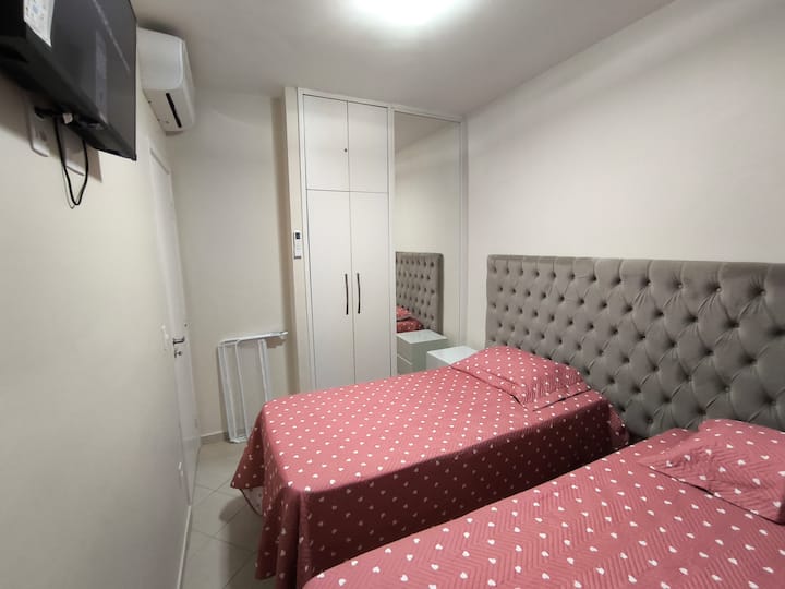 ¡Habitación 1 !
¡Dos camas individuales en caja, con colchones auxiliares debajo de ellas !
¡Armario con espejos incorporado!
Aire acondicionado inversor de 9000 BTU.
¡Smart TV de 32 pulgadas!
¡Colchones ortopédicos!