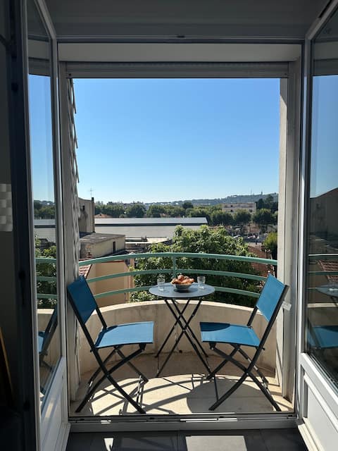 Annonce Airbnb populaire: Walk to Old Town • Free Parking • Lift • Balcony à Antibes