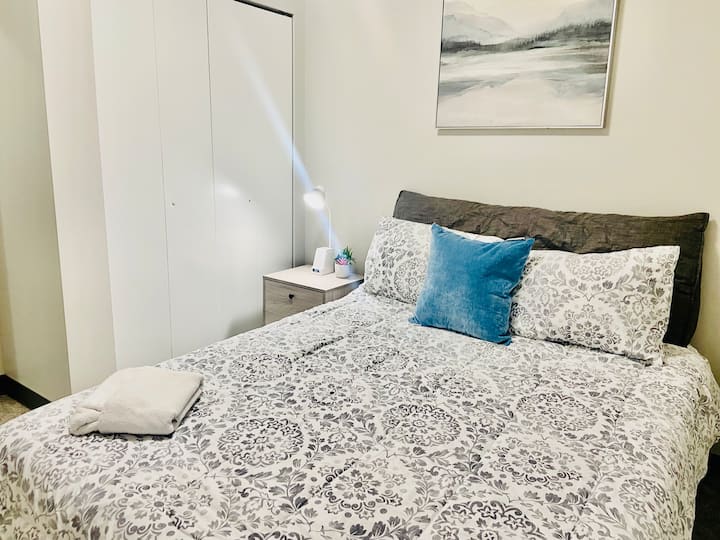 Втора спална соба со сосема нов душек со брачен кревет (широк 150-179 см), добро опремен со модерна ламба со станица за полнење на уредот и будилник.
Личен плакар со закачалки.