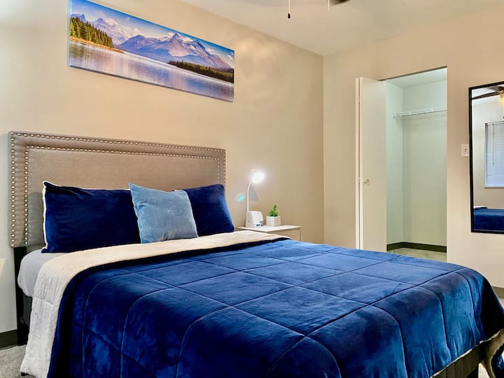 Средно цврст душек со Novaform 3 инчен Comfort Grande Plus гел душек со мемориска пена Топер за многу удобен релаксирачки ноќен сон.