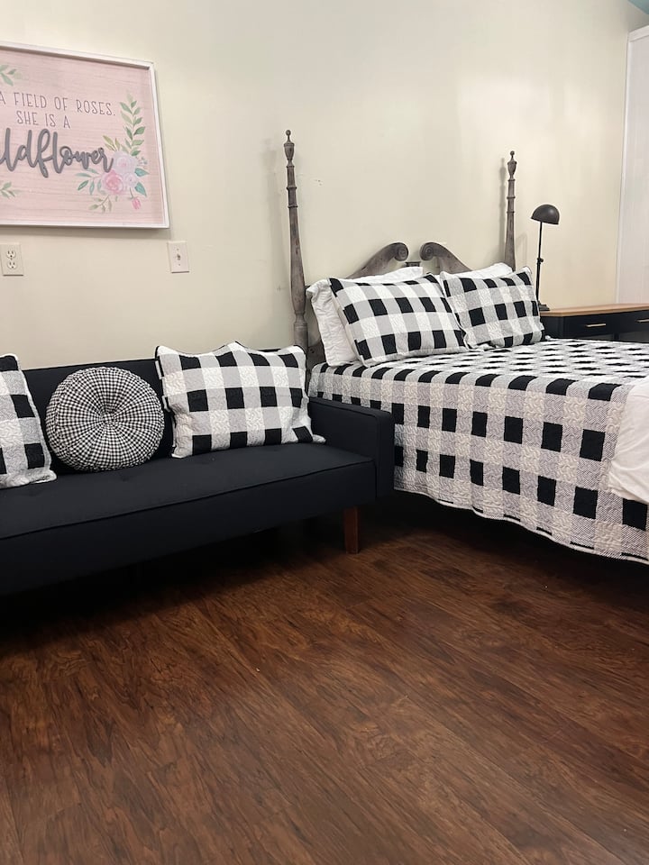 Შავი დივანი ორადგილიან საწოლად იქცევა და უკან უბიძგებს. Ზეწრები კარადაშია.