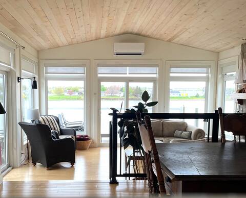 Luxurious waterfront cottage