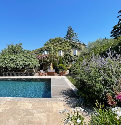 Family home with pool, petanque court