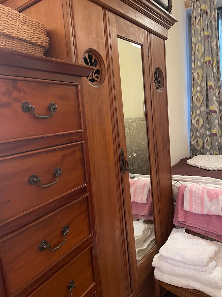 ลิ้นชักเก็บของแบบดั้งเดิมพร้อมไม้แขวนเสื้อในตู้เสื้อผ้า