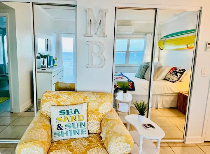 ¡Me encanta este lugar tranquilo para leer y contemplar la playa!
