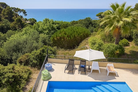 Anuncio de Airbnb popular: 5 min walk to Beach w/ Sea Views, Pool, Jacuzzi en Tossa De Mar
