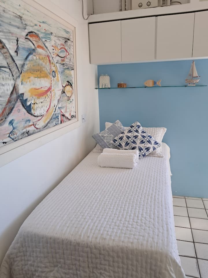 Lit simple avec rangement auxiliaire en dessous