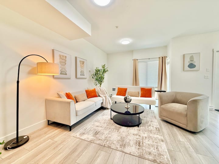 New Downtown Townhouse, Free Parking Near Skytrain - Surrey