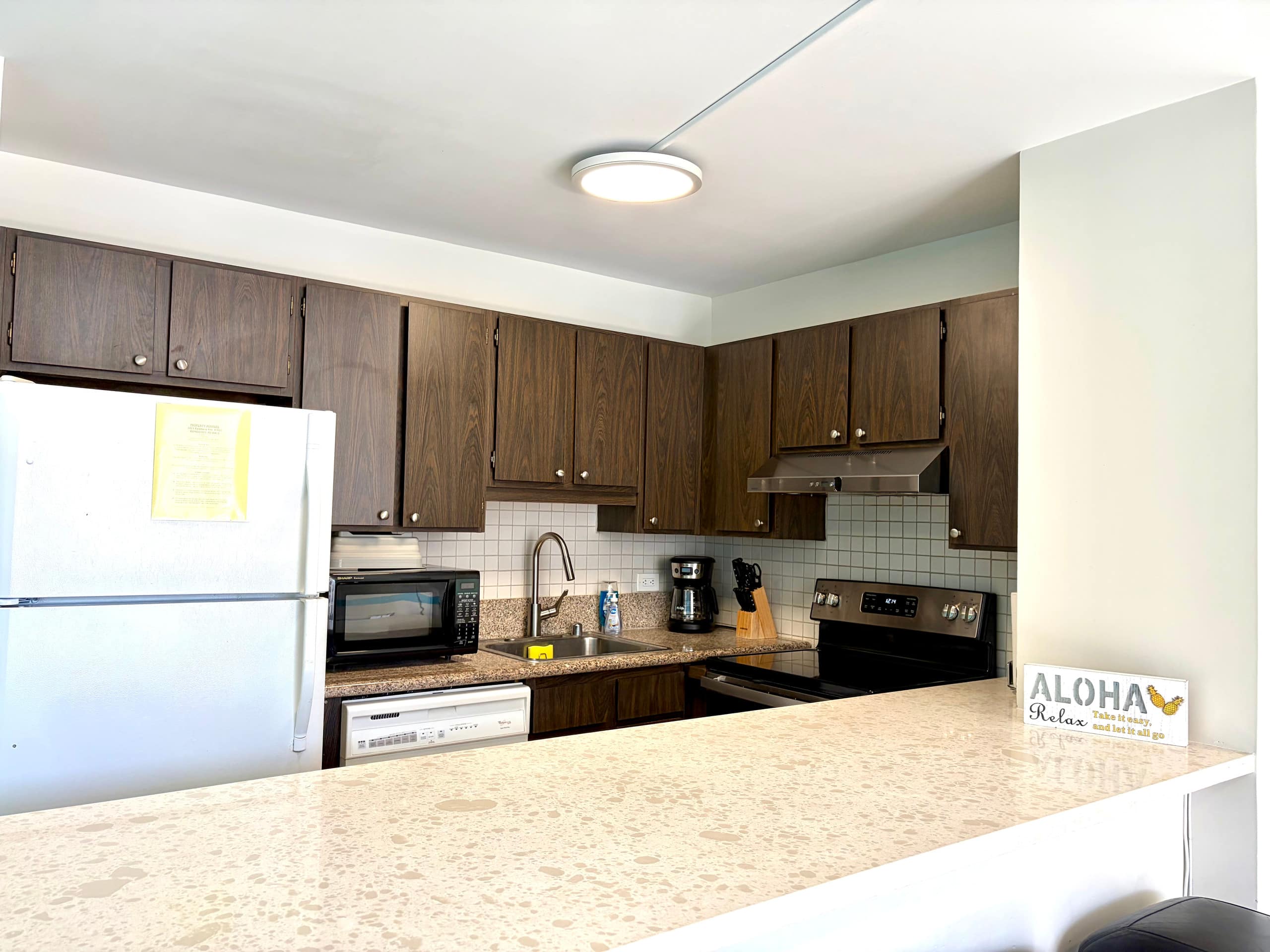 Waikiki 1 Bedroom Ocean FREE Parking Kitchen - Image 14