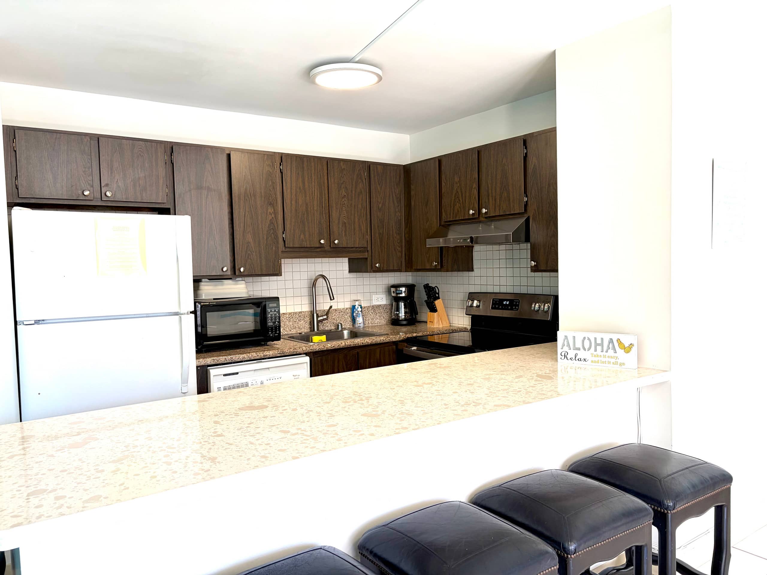 Waikiki 1 Bedroom Ocean FREE Parking Kitchen - Image 16