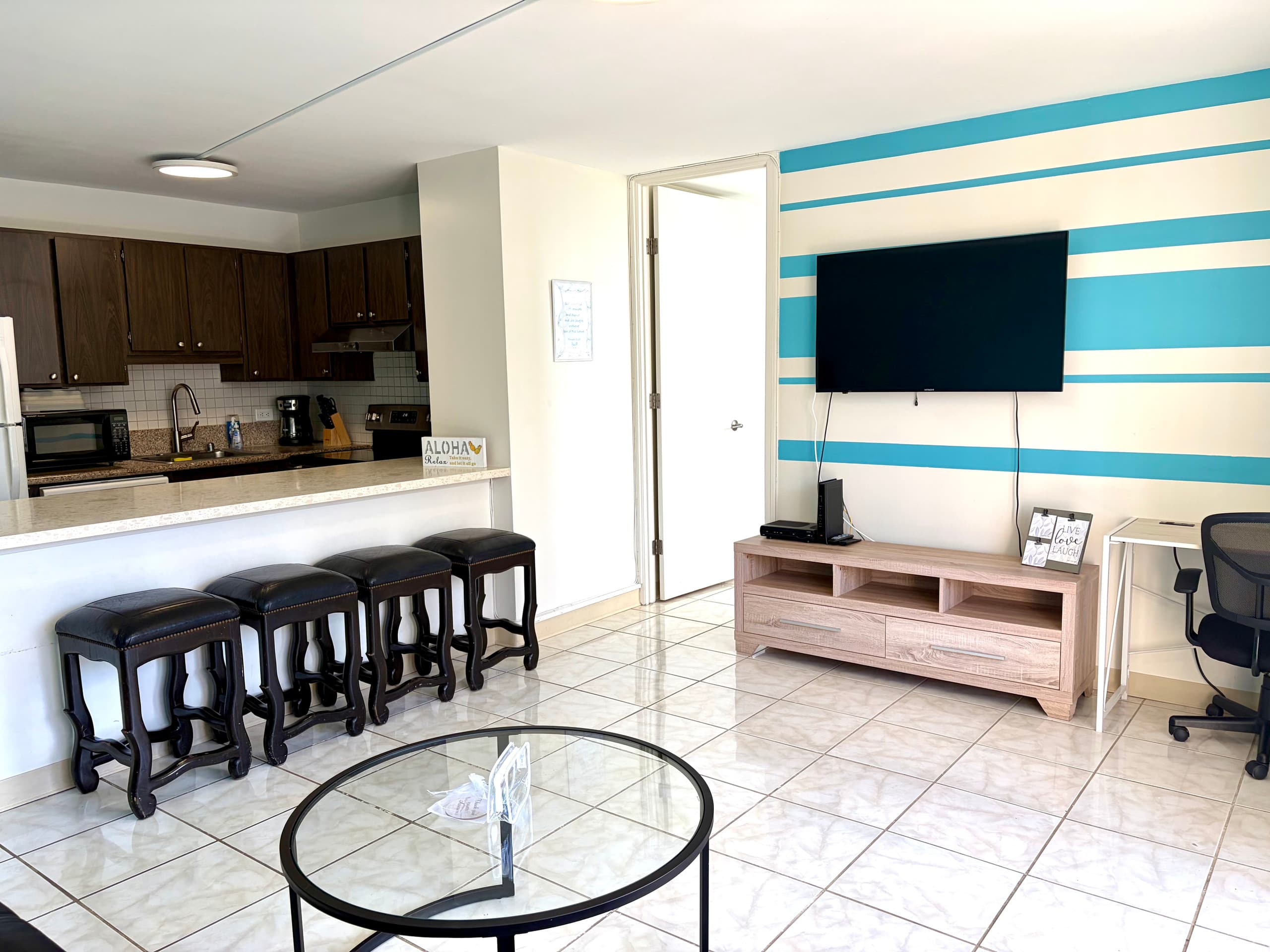 Waikiki 1 Bedroom Ocean FREE Parking Kitchen - Image 5