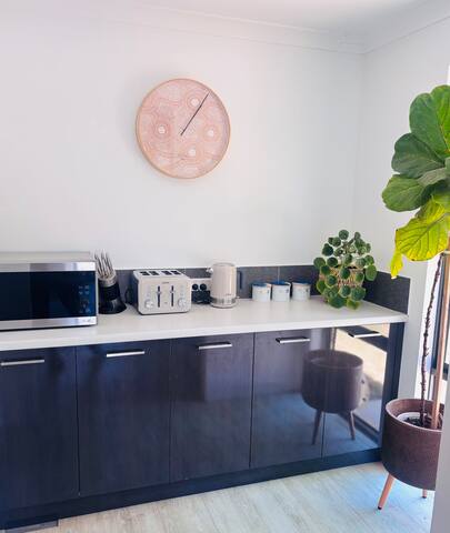 Cheerful 5 bedroom home with free parking onsite gallery image 2