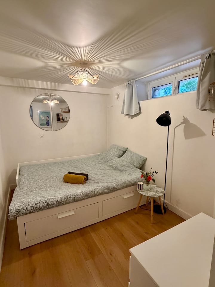 მე-2 საძინებელი საწოლით მთლიანად გაშლილი (160*200) ნამდვილი კომფორტული მატრასით. Ნამდვილი საწოლი განკუთვნილია რამდენიმე ან ორი ბავშვისთვის. 