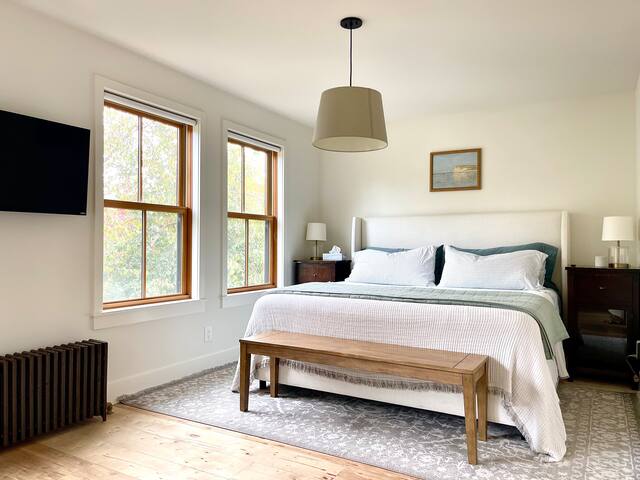 Stunning 6 Bdrm Home- 5 Mins to DT + Walk to Evtg! gallery image 3