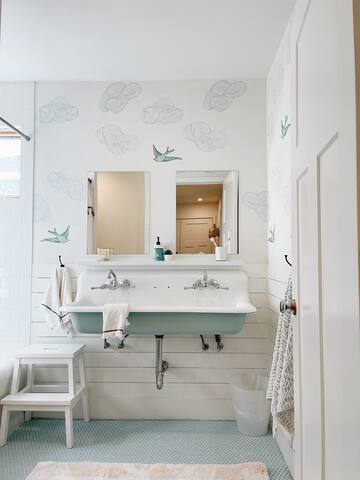 Stunning 6 Bdrm Home- 5 Mins to DT + Walk to Evtg! gallery image 4