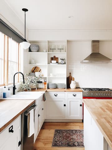 Stunning 6 Bdrm Home- 5 Mins to DT + Walk to Evtg!