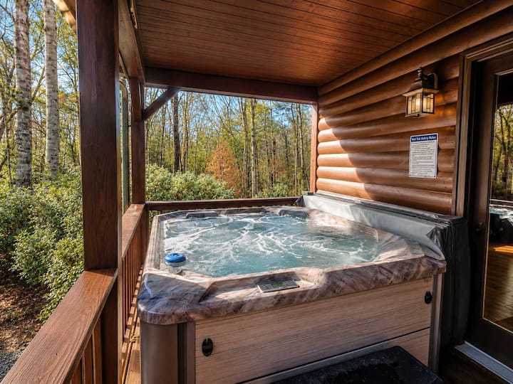 Secluded Cabin W/ Hot Tub & Cozy Fire Pit - Georgia