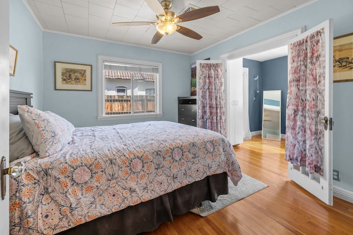 臥室1配有女王牀和步入式衣櫃。