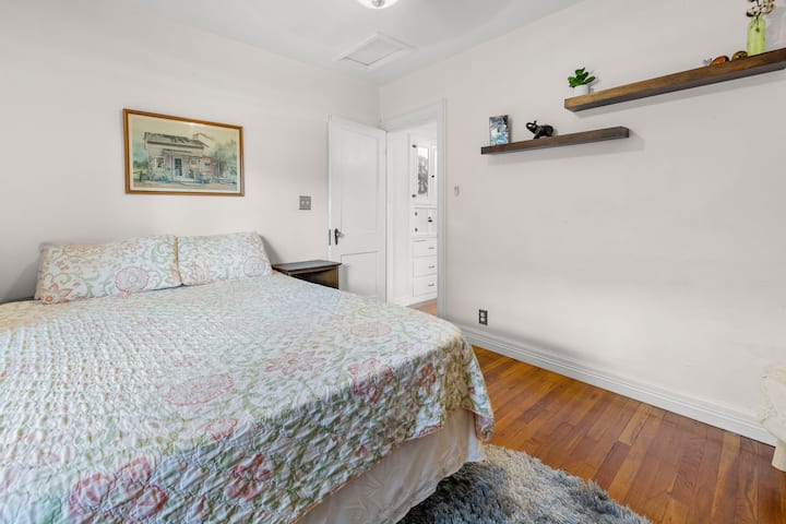 2號臥室配有1.8公尺寬雙人牀和步入式衣櫃。