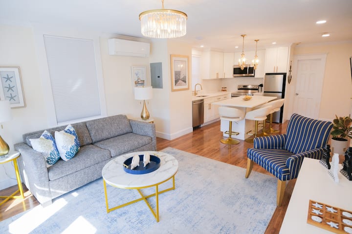 The Bellevue Apartment - Near The Beach - Newport, RI