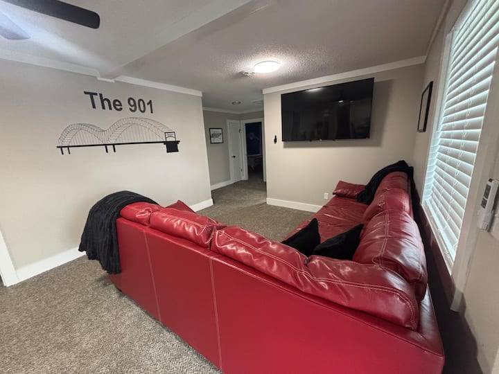 დიდი სექციური დივანი. 60‑დუიმიანი Smart TV 