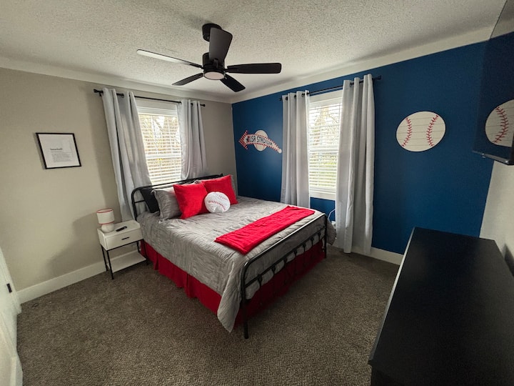 ბეისბოლის ოთახი მემფისის თემაზე — Memphis Redbirds და USA Ball Stadium
42" სმარტ-ტელევიზორი 