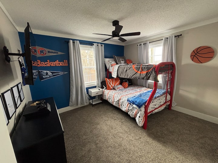 კალათბურთის ოთახი მემფისის თემაზე — შთაგონებულია ჩვენი „მემფის ტაიგერსების“ და „მემფის გრიზლის“! Ორსართულიანი საწოლი სავსეა ორადგილიანი საწოლით. ამ ოთახში ასევე არის PS4, 3 კონტროლერი, სათამაშო სკამები და 42‑დუიმიანი სმარტტელევიზორი