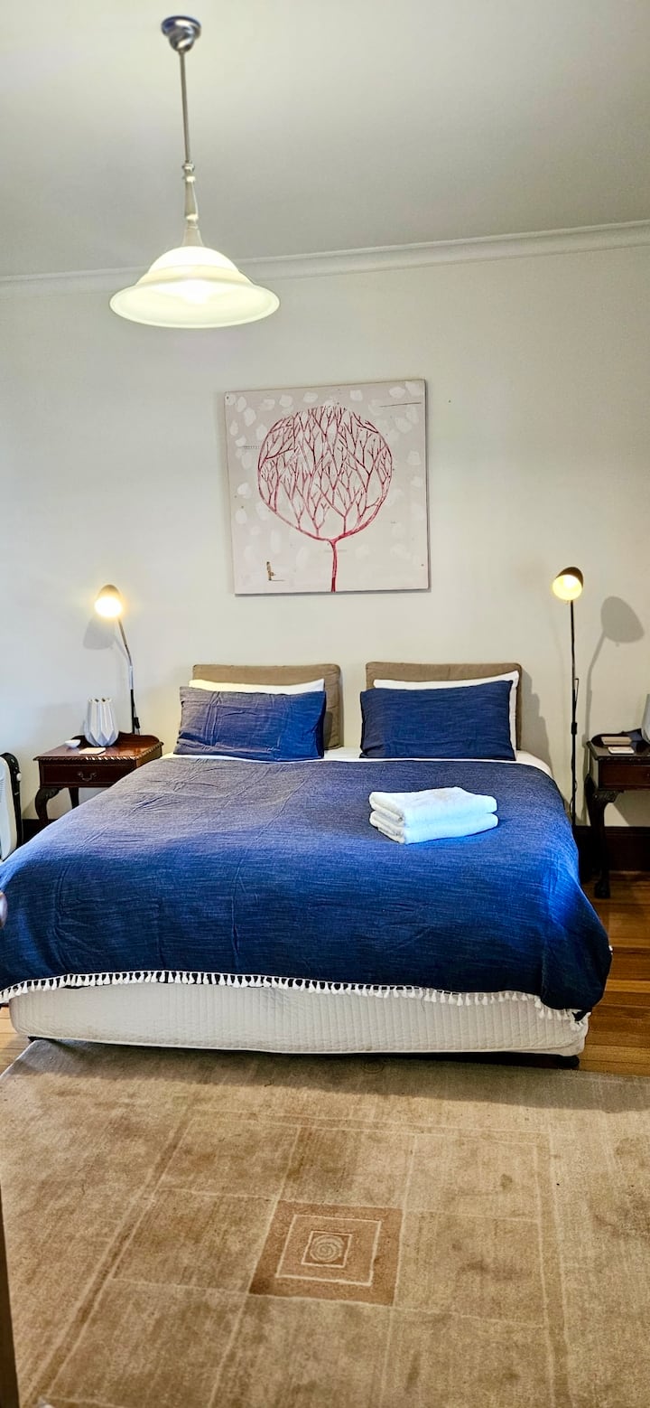 سرير كينج مريح رائع مصنوع من قبل صانعي المراتب التسمانية في إيه إتش منذ عام 1899. جرب واحدة لن تحصل عليها إلا من خلال  علامتها التجارية مرة أخرى. العلامة التجارية محبوبة جدًا في مجال الضيافة. 