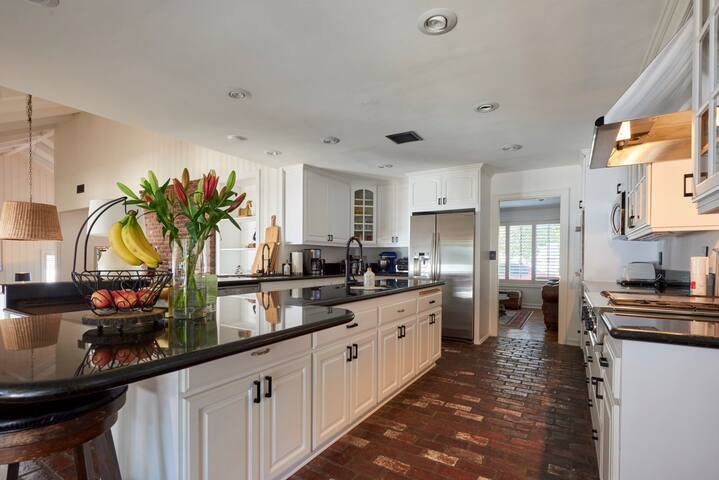 Whispers of the Oak – A Sprawling Ranch Revival gallery image 3