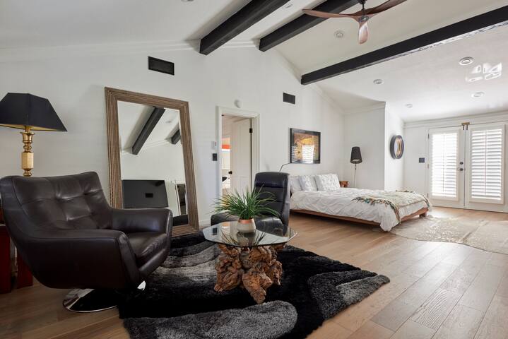 Whispers of the Oak – A Sprawling Ranch Revival gallery image 5