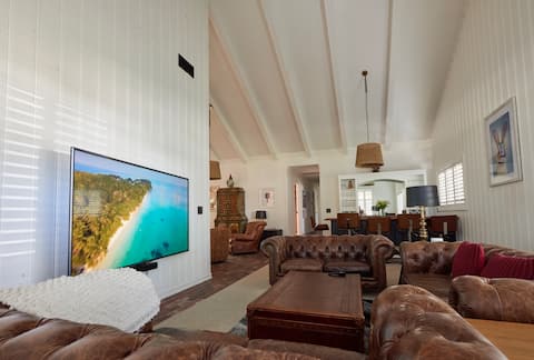 Popular Airbnb listing: Whispers of the Oak - A Sprawling Ranch Revival in Santa Clarita