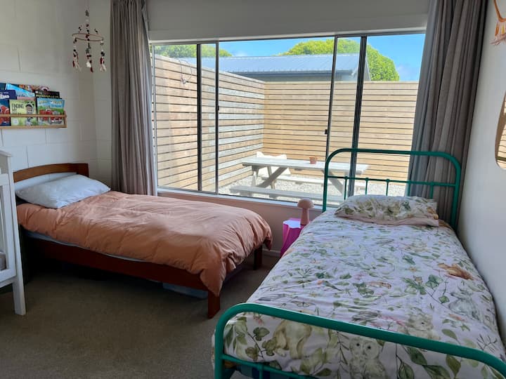 El segundo dormitorio tiene dos camas individuales y una cuna. Hay un montón de libros infantiles para que los niños disfruten.