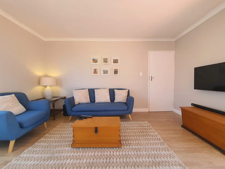 Crow's Nest - Top Floor Apartment With Large Patio - Somerset West