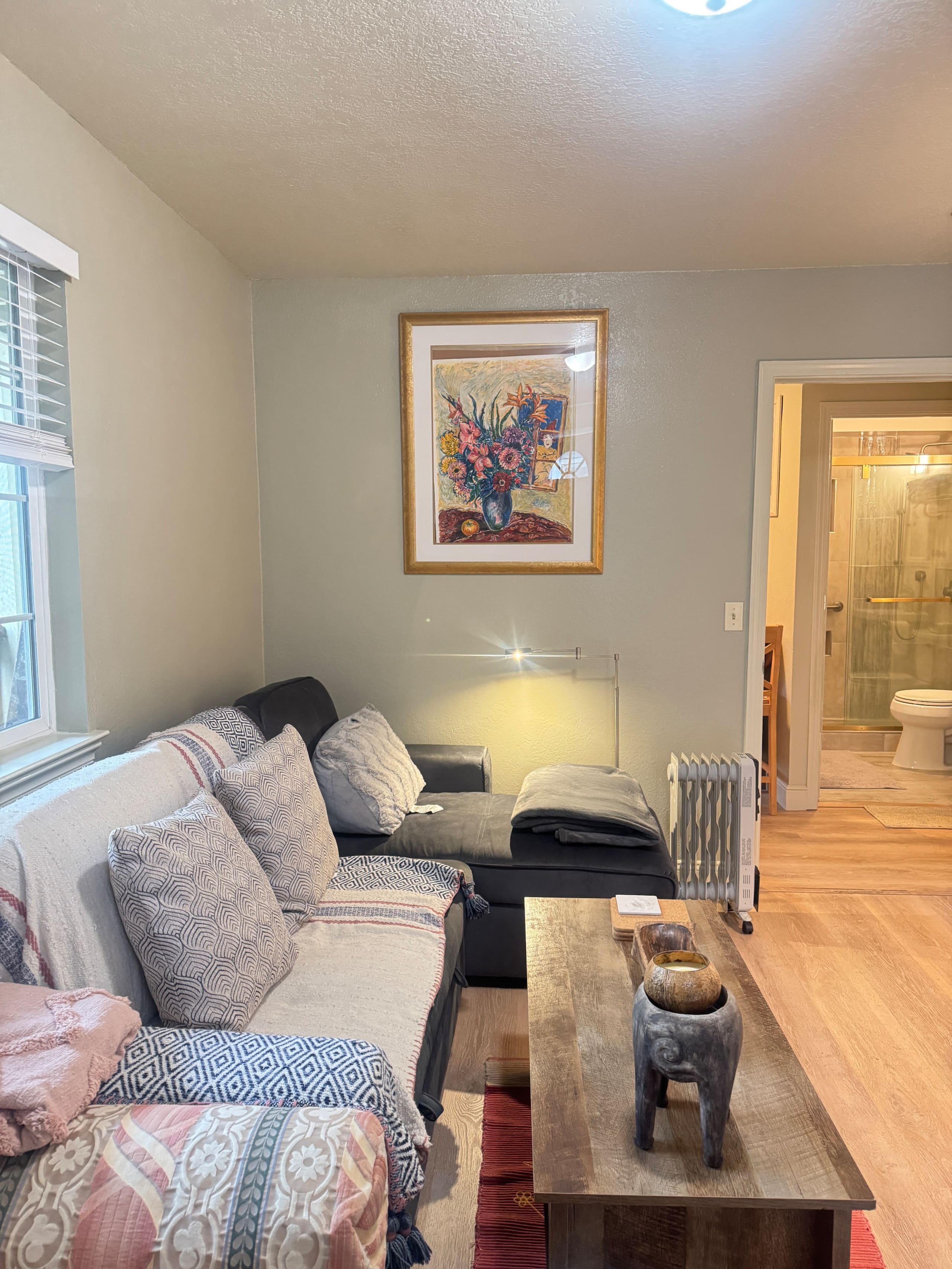 entire unit with two rooms two beds - Image 20