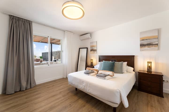 Master bedroom 1 en-suite bathroom