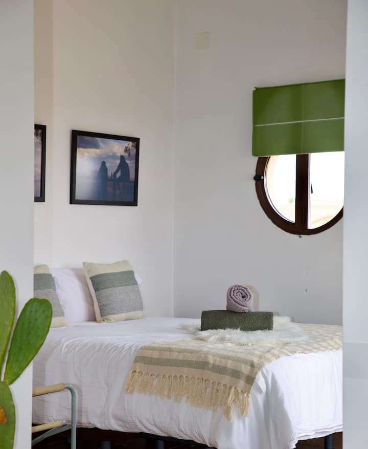 Dormitorio con cama doble de 1,50 cm en la Buhardilla. 
La Buhardilla dispone de sala de estar con tv y chimenea, aseo y terraza con bbq.