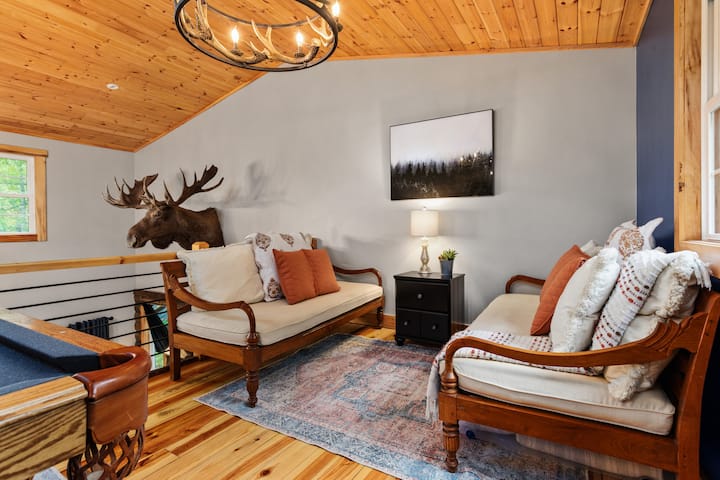 Herné podkrovné sedenie slúži ako priestor na spanie navyše na týchto denných lôžkach.  Každá posteľ má nádobu uloženú pod ňou s čistou posteľnou bielizňou, vankúšom a prikrývkou, ako aj jednu sadu osušiek.  Tieto postele završujú spálňu pre 8 hostí.