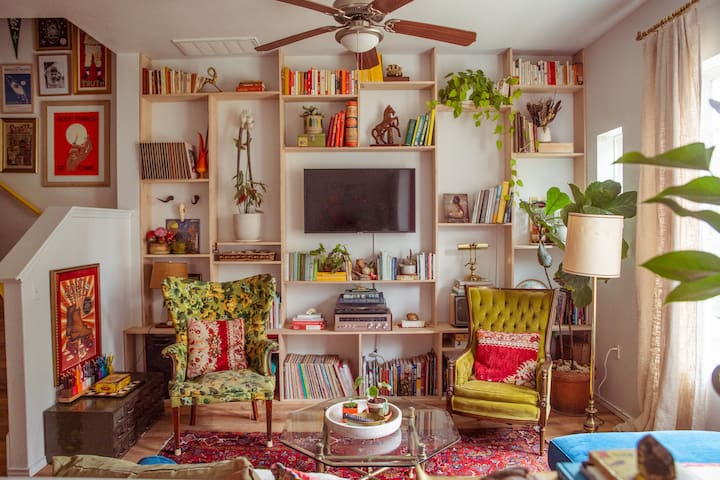 Stylish 3 bedroom home minutes from downtown.