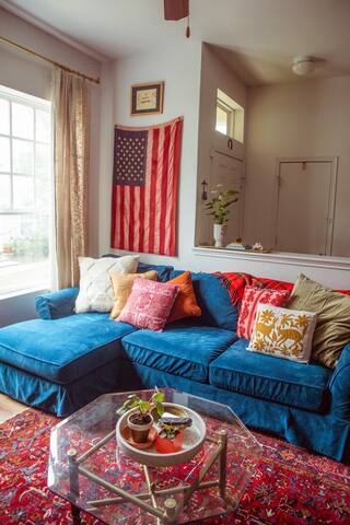 Stylish 3 bedroom home minutes from downtown. gallery image 3